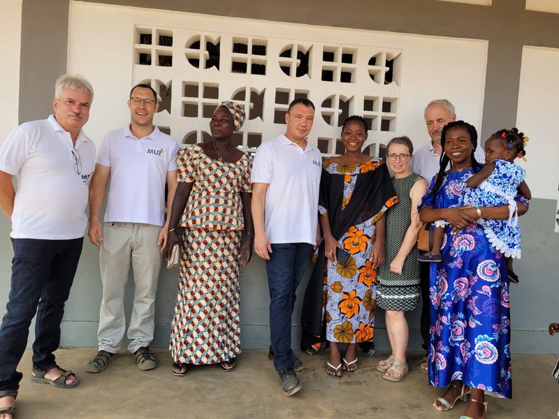 Togo Gruppe vor der Kirche 170.jpg